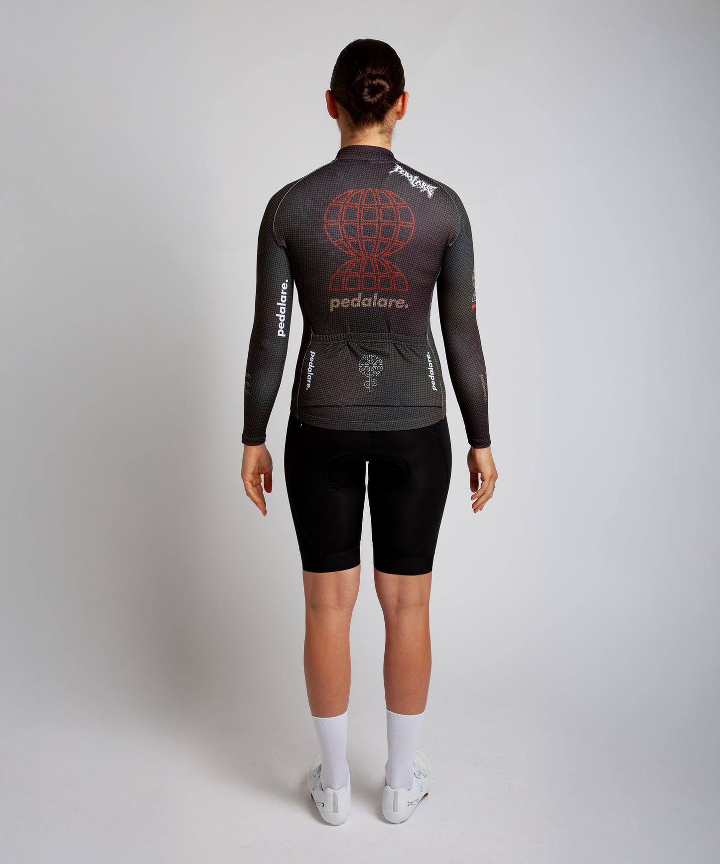 Female cyclist modelling Pedalare’s green winter long sleeve cycling jersey, paired with black bib shorts. Side profile studio shot highlighting the jersey’s thermal fabric, streamlined fit, and subtle branding. Designed by Perth cycling brand Pedalare for cool-weather performance and style. Men’s winter cycling jersey ideal for road cyclists seeking aero cycling gear and premium cycling apparel.