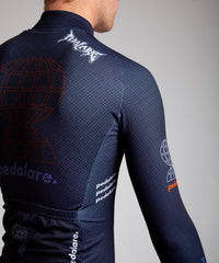 Male cyclist modelling Pedalare’s navy winter long sleeve cycling jersey, paired with black bib shorts. Side profile studio shot highlighting the jersey’s thermal fabric, streamlined fit, and subtle branding. Designed by Perth cycling brand Pedalare for cool-weather performance and style. Men’s winter cycling jersey ideal for road cyclists seeking aero cycling gear and premium cycling apparel.
