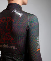 Male cyclist modelling Pedalare’s navy winter long sleeve cycling jersey, paired with black bib shorts. Side profile studio shot highlighting the jersey’s thermal fabric, streamlined fit, and subtle branding. Designed by Perth cycling brand Pedalare for cool-weather performance and style. Men’s winter cycling jersey ideal for road cyclists seeking aero cycling gear and premium cycling apparel.